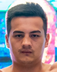 U haydab ketayotganda uni sorib oldi.