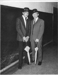 File:Allen Syers (R) with Mando Ramos.jpg