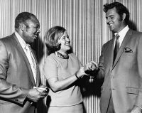 File:Archie moore-Don Drysdale.jpg