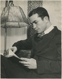 File:BarneyRossReads.JPG