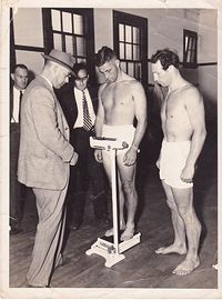 File:Bert gilroy vs johnny de villiers.jpg
