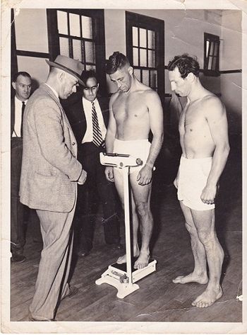 Bert gilroy vs johnny de villiers.jpg