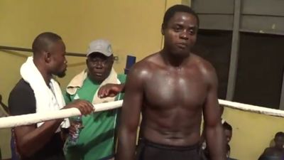 Briamah Kamoko vs. John Dugu 003.jpg