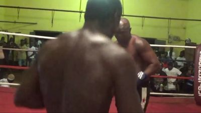 Briamah Kamoko vs. John Dugu 011.jpg
