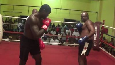 Briamah Kamoko vs. John Dugu 014.jpg