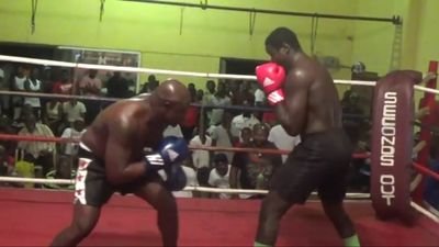 Briamah Kamoko vs. John Dugu 019.jpg