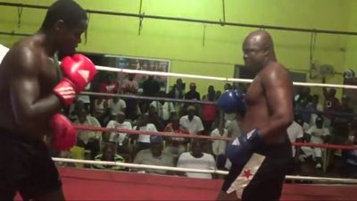Briamah Kamoko vs. John Dugu 020.jpg