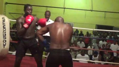 Briamah Kamoko vs. John Dugu 021.jpg