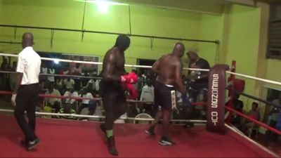 Briamah Kamoko vs. John Dugu 029.jpg