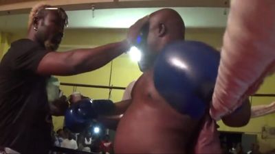 Briamah Kamoko vs. John Dugu 031.jpg