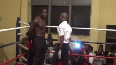 Briamah Kamoko vs. John Dugu 032.jpg