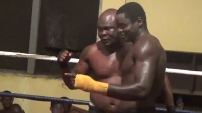 Briamah Kamoko vs. John Dugu 034.jpg