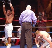 File:Findley-Fonfara-bout-4.JPG