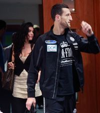 File:Froch dressed casually Oct 09.jpg