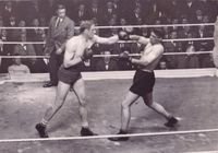 File:Guardsman Charlie Penwill vs. Bombadier Billy Wells.jpg