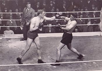Guardsman Charlie Penwill vs. Bombadier Billy Wells.jpg