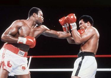 Holmes jabs Ali.jpg