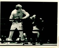 File:Human-95820.Left hook at the Spectrum, Phila.jpg