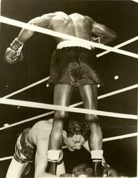 File:Ike Williams drops Enrique Bolanos - 3th fight.jpg