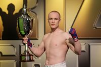 File:Joe Ainscough with Prizefighter trophy.jpg