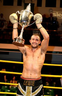 File:Jon-Lewis Dickinson Prizefighter trophy 300410.jpg