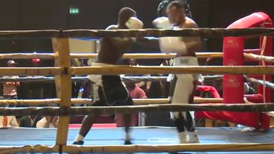 King Davidson vs. Ishmael Tetteh 002.jpg