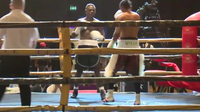 King Davidson vs. Ishmael Tetteh 004.jpg