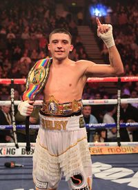 File:Lee SELBY.jpg