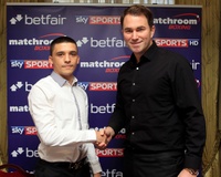 File:Lee Selby signs with Eddie Hearn.jpg