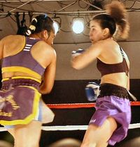 File:Lisa Holewyne vs. Marischa Sjauw.jpg