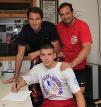 File:MARTIN WARD SIGNS for Eddie Hearn.jpg