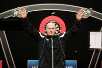 File:Matthew Hatton at darts 2 MEN 090212.jpg