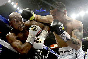 Maidana attacks Mayweather on the ropes