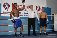 File:Siegerehrung Jamni Kumande wins over Cemal Guelsen.jpg