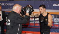 File:Ulli Wegner Marco Huck workout.jpg