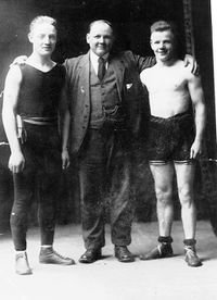 File:Wee Willie Woods on right.jpeg