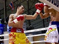 File:Yodchanchai Nakornloung Promotion VS Boido Simanjuntak.jpg